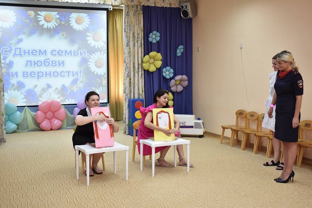 В Домодедово сотрудники Госавтоинспекции, педагоги и активные родители объединили усилия, чтобы провести для воспитанников детского сада трогательную и очень полезную акцию ко Дню семьи, любви и верности В Домодедово сотрудники Госавтоинспекции, педагоги и активные родители объединили усилия, чтобы провести для воспитанников детского сада трогательную и очень полезную акцию ко Дню семьи, любви и верности