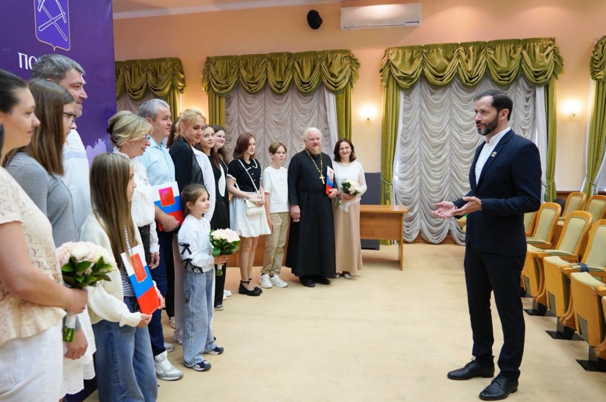 В День семьи, любви и верности в Подольске трём многодетным семьям вручили постановления на земельные участки В День семьи, любви и верности в Подольске трём многодетным семьям вручили постановления на земельные участки
