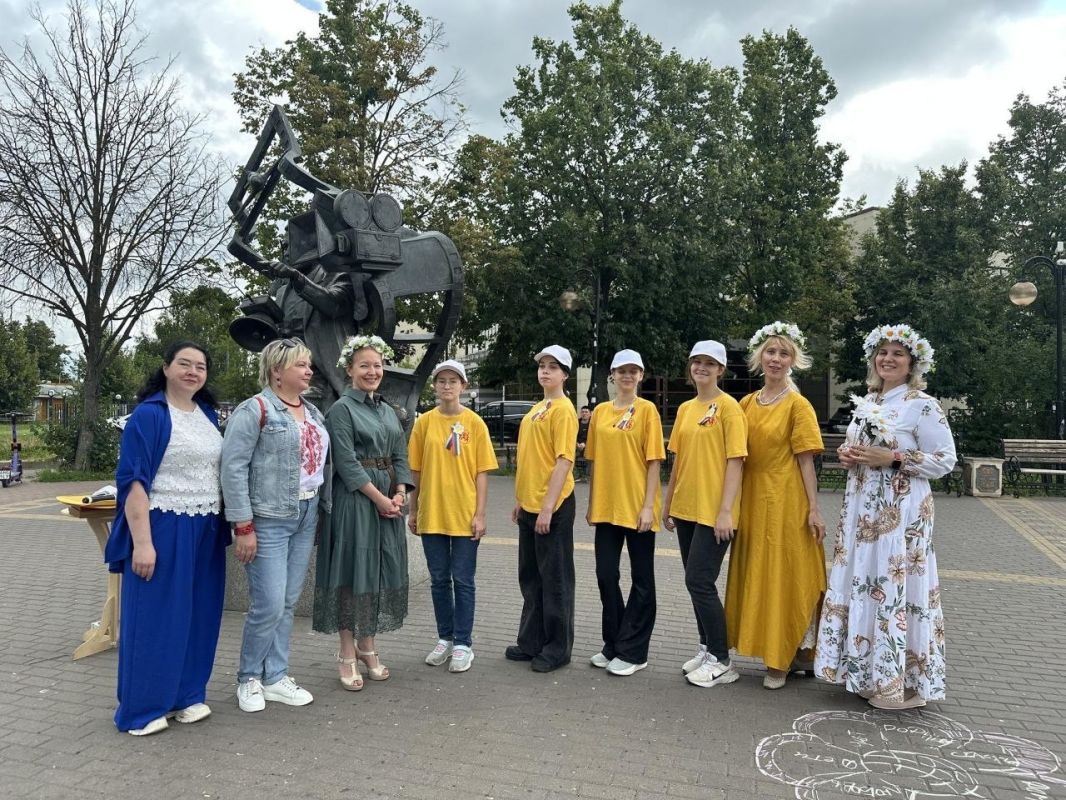 150 оригами-ромашек в честь Дня семьи, любви и верности раздали подольчанам воспитанники Дворца молодёжи