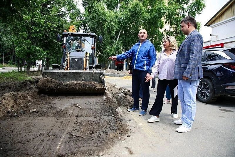 В Воскресенске проверили ход работ по благоустройству двора на улице Карла Маркса В Воскресенске проверили ход работ по благоустройству двора на улице Карла Маркса