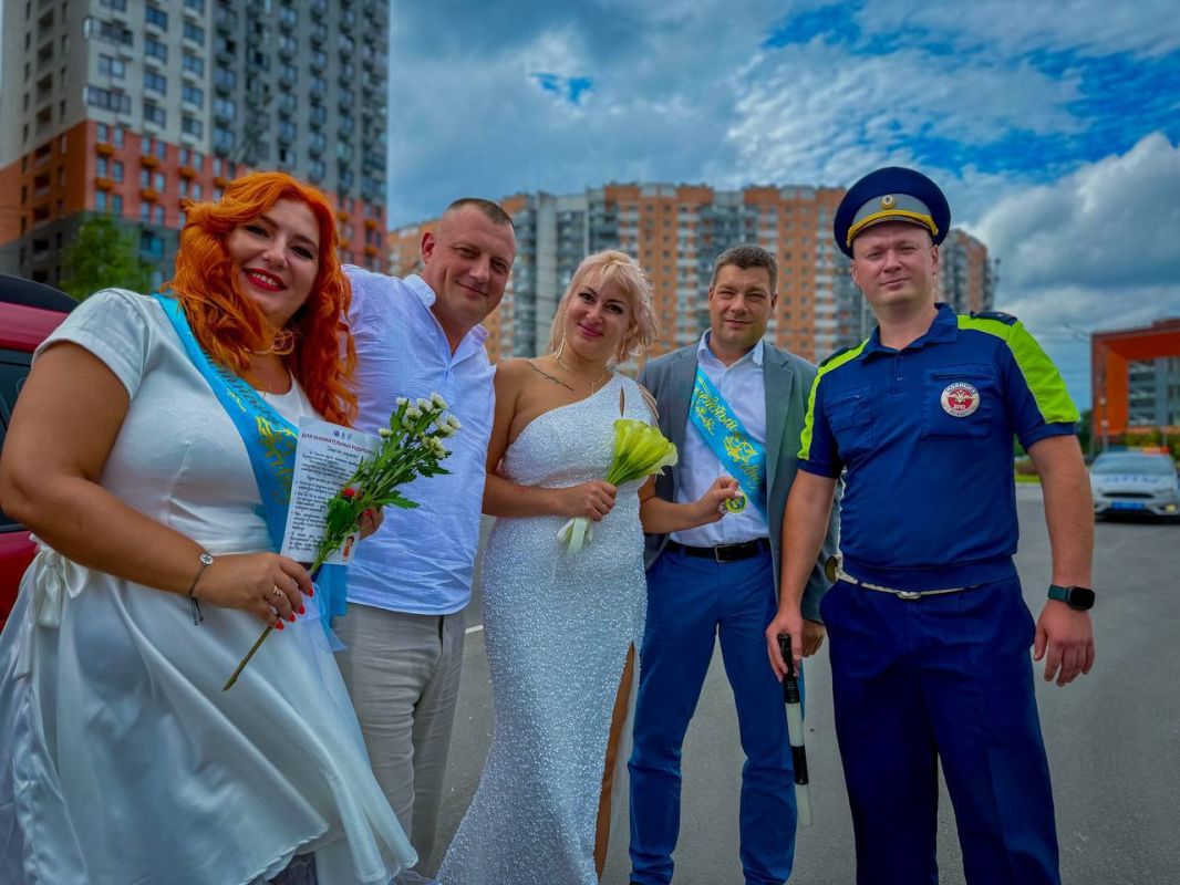 В День семьи, любви и верности, сотрудники Госавтоинспекции Химок провели акцию на дорогах города В День семьи, любви и верности, сотрудники Госавтоинспекции Химок провели акцию на дорогах города