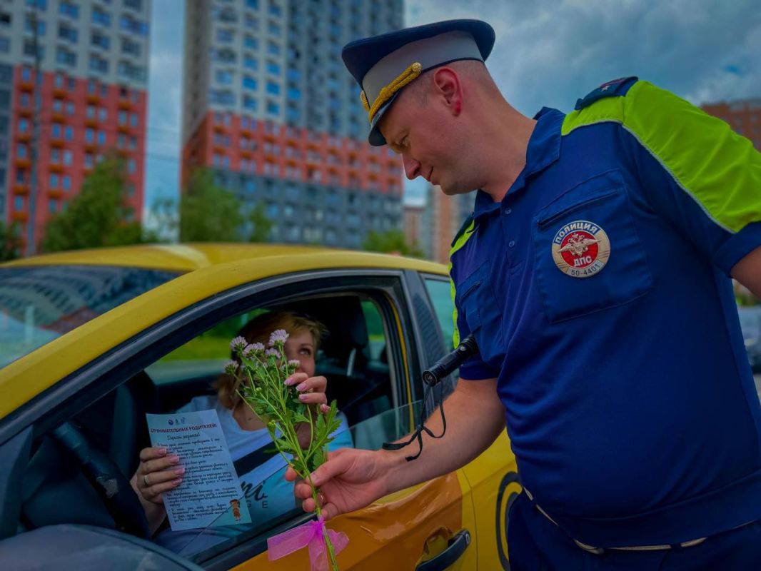 В День семьи, любви и верности, сотрудники Госавтоинспекции Химок провели акцию на дорогах города В День семьи, любви и верности, сотрудники Госавтоинспекции Химок провели акцию на дорогах города