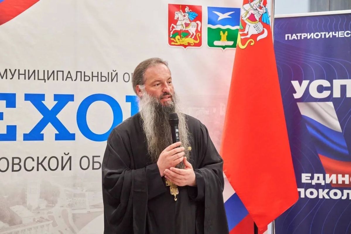 Михаил Собакин: В День семьи, любви и верности вместе с благочинным Чеховского церковного округа и монастырей Подольской епархии, настоятелем Вознесенской Давидовой пустыни игуменом Сергием (Куксовым) вручили паспорта нашим... Михаил Собакин: В День семьи, любви и верности вместе с благочинным Чеховского церковного округа и монастырей Подольской епархии, настоятелем Вознесенской Давидовой пустыни игуменом Сергием (Куксовым) вручили паспорта нашим...