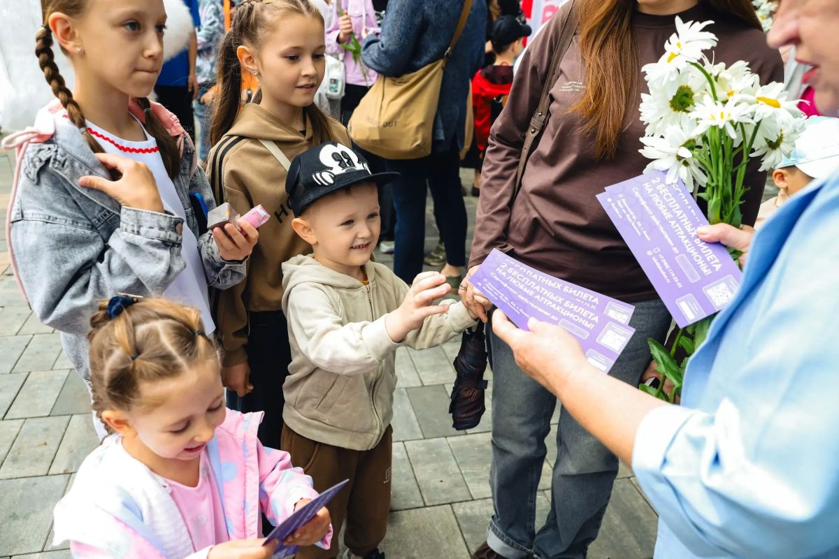 Символ любви и верности: семейным парам Химок прямо на улице раздавали ромашки Символ любви и верности: семейным парам Химок прямо на улице раздавали ромашки