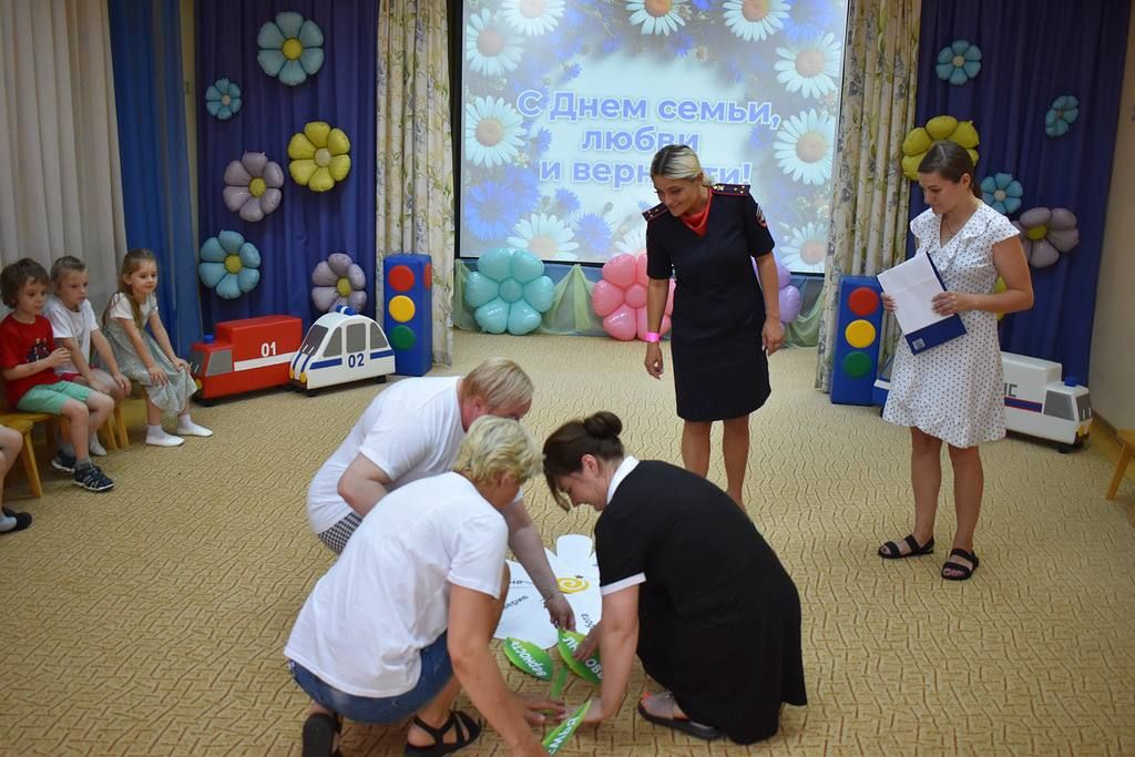 В Домодедово сотрудники Госавтоинспекции, педагоги и активные родители объединили усилия, чтобы провести для воспитанников детского сада трогательную и очень полезную акцию ко Дню семьи, любви и верности В Домодедово сотрудники Госавтоинспекции, педагоги и активные родители объединили усилия, чтобы провести для воспитанников детского сада трогательную и очень полезную акцию ко Дню семьи, любви и верности