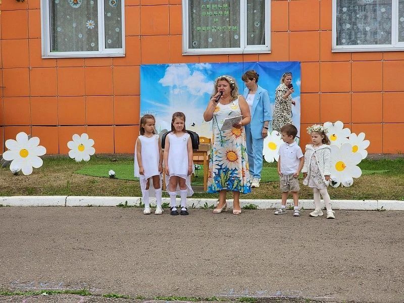 Праздник, посвящённый Дню семьи, любви и верности, прошёл сегодня в детском саду № 61 «Мечта» при Москворецкой гимназии на улице Рабочей Праздник, посвящённый Дню семьи, любви и верности, прошёл сегодня в детском саду № 61 «Мечта» при Москворецкой гимназии на улице Рабочей