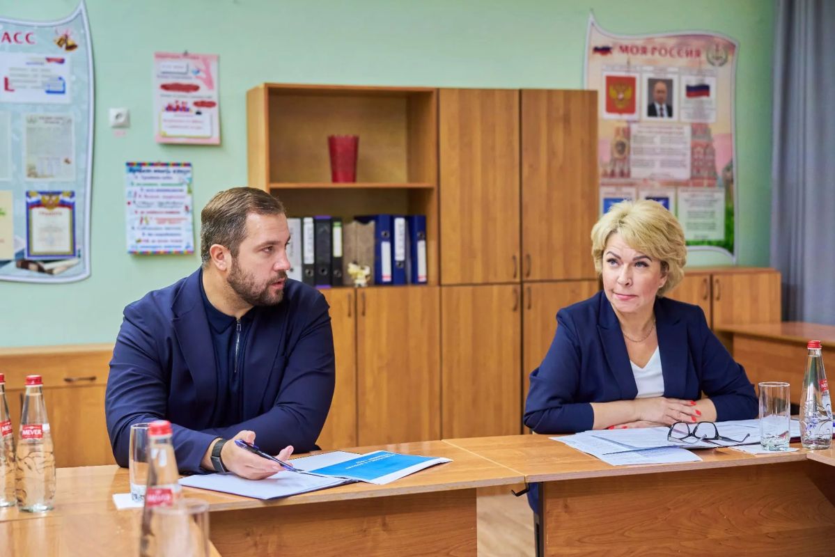 Михаил Собакин: В рамках часа по образованию проверили оснащение гимназии № 2 системой пожаротушения, осмотрели ход строительных работ, а также подвели итоги завершившегося учебного года и обсудили готовность нашей большой... Михаил Собакин: В рамках часа по образованию проверили оснащение гимназии № 2 системой пожаротушения, осмотрели ход строительных работ, а также подвели итоги завершившегося учебного года и обсудили готовность нашей большой...