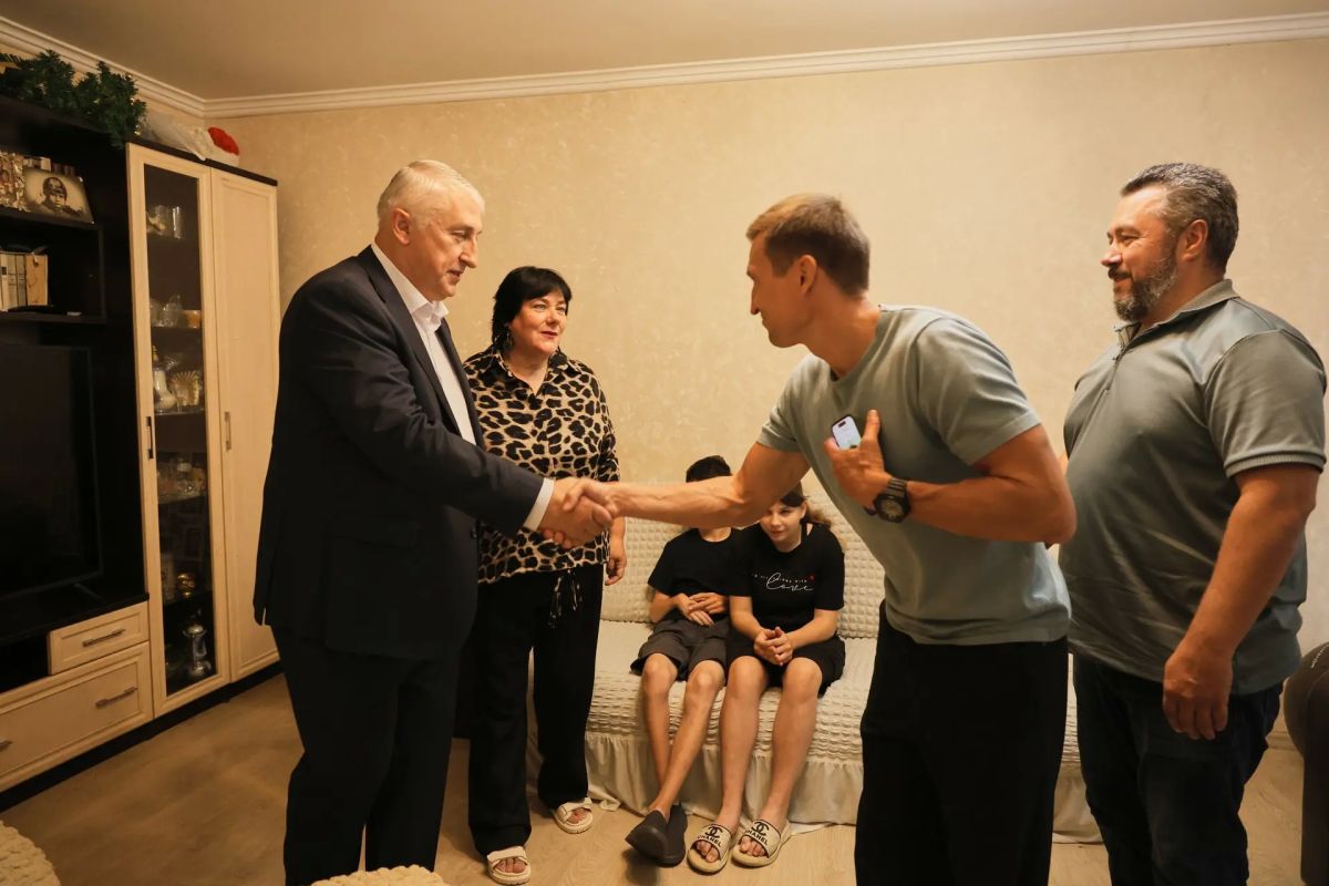 Секрет счастья в любви: Александр Легков поздравил многодетную семью Секрет счастья в любви: Александр Легков поздравил многодетную семью