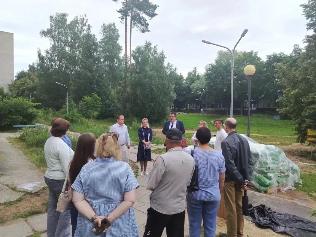 Депутат Московской областной Думы Андрей Голубев вместе с депутатом Совета депутатов городского округа Серпухов Александром Булатовым, представителями администрации, подрядчика и жителями проверили ход строительства... Депутат Московской областной Думы Андрей Голубев вместе с депутатом Совета депутатов городского округа Серпухов Александром Булатовым, представителями администрации, подрядчика и жителями проверили ход строительства...