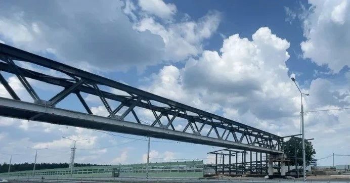 Скоро перейти дорогу в Юрлово (г.о. Химки) можно будет над проезжей частью : готовность надземного пешеходного перехода превысила 60%, и сейчас строители приступили к возведению правой входной группы Скоро перейти дорогу в Юрлово (г.о. Химки) можно будет над проезжей частью : готовность надземного пешеходного перехода превысила 60%, и сейчас строители приступили к возведению правой входной группы