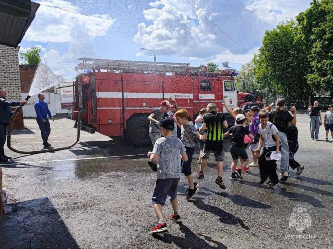 Школьники Серпухова познакомились с работой пожарных Школьники Серпухова познакомились с работой пожарных
