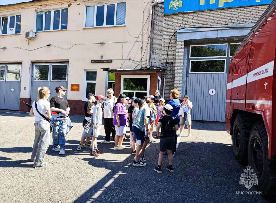 Школьники Серпухова познакомились с работой пожарных Школьники Серпухова познакомились с работой пожарных