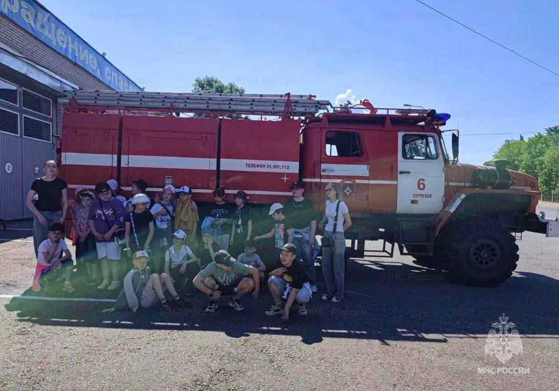 Школьники Серпухова познакомились с работой пожарных Школьники Серпухова познакомились с работой пожарных