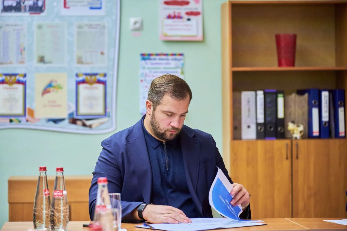 Михаил Собакин: В рамках часа по образованию проверили оснащение гимназии № 2 системой пожаротушения, осмотрели ход строительных работ, а также подвели итоги завершившегося учебного года и обсудили готовность нашей большой... Михаил Собакин: В рамках часа по образованию проверили оснащение гимназии № 2 системой пожаротушения, осмотрели ход строительных работ, а также подвели итоги завершившегося учебного года и обсудили готовность нашей большой...