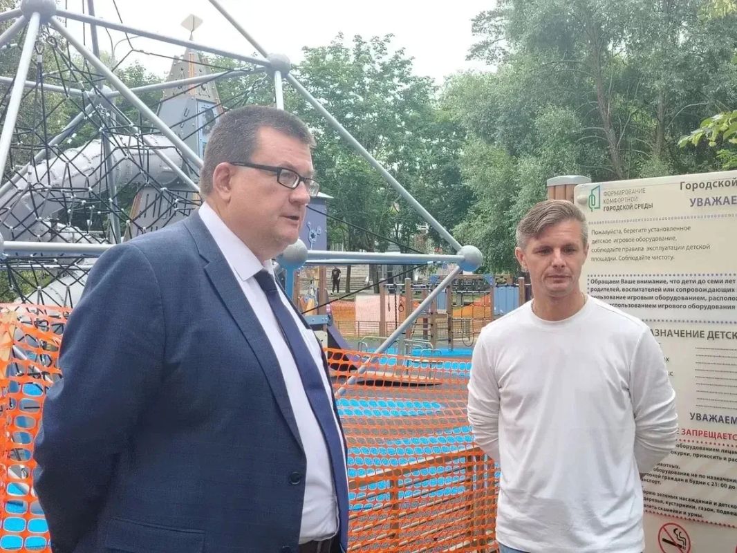 Депутат Московской областной Думы Андрей Голубев вместе с депутатом Совета депутатов городского округа Серпухов Александром Булатовым, представителями администрации, подрядчика и жителями проверили ход строительства... Депутат Московской областной Думы Андрей Голубев вместе с депутатом Совета депутатов городского округа Серпухов Александром Булатовым, представителями администрации, подрядчика и жителями проверили ход строительства...