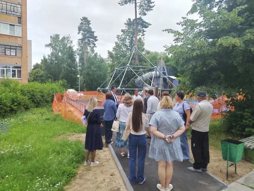 Депутат Московской областной Думы Андрей Голубев вместе с депутатом Совета депутатов городского округа Серпухов Александром Булатовым, представителями администрации, подрядчика и жителями проверили ход строительства... Депутат Московской областной Думы Андрей Голубев вместе с депутатом Совета депутатов городского округа Серпухов Александром Булатовым, представителями администрации, подрядчика и жителями проверили ход строительства...