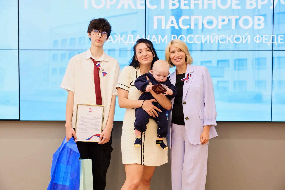 Юлия Купецкая: Вручили паспорта юным мытищинцам! Юлия Купецкая: Вручили паспорта юным мытищинцам!