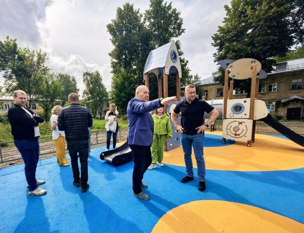 Уполномоченный главы округа Нина Ушакова вместе депутатом Мособлдумы Михаилом Жданом, зампредседателя окружного Совета депутатов Николаем Михайлиным и активисткой Екатериной Нежинцевой провели осмотр двора на 3-м и 4-м... Уполномоченный главы округа Нина Ушакова вместе депутатом Мособлдумы Михаилом Жданом, зампредседателя окружного Совета депутатов Николаем Михайлиным и активисткой Екатериной Нежинцевой провели осмотр двора на 3-м и 4-м...