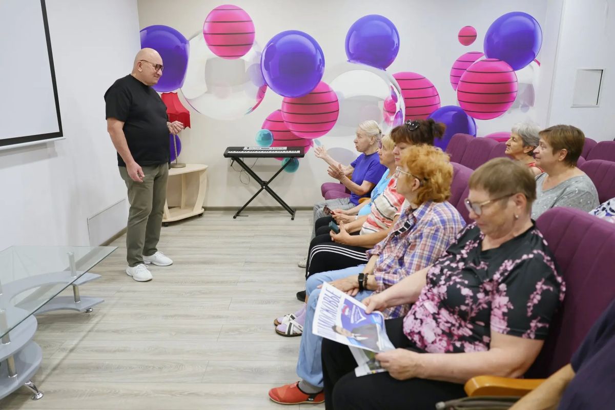 Депутат Московской областной Думы Михаил Мурзаков встретился c участниками программы «Активное долголетие» Депутат Московской областной Думы Михаил Мурзаков встретился c участниками программы «Активное долголетие»