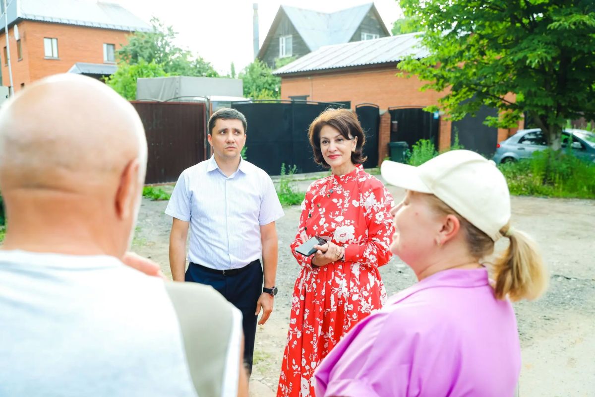 От нового водопровода до благоустройства: глава Химок провела обход квартала Саврасово От нового водопровода до благоустройства: глава Химок провела обход квартала Саврасово