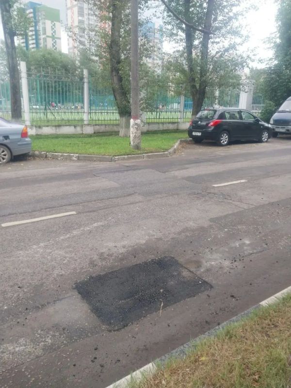 Вчера, 9 июля, сотрудники предприятия «Автобытдор» провели ямочный ремонт на дорогах и дворовых территориях по следующим адресам: Вчера, 9 июля, сотрудники предприятия «Автобытдор» провели ямочный ремонт на дорогах и дворовых территориях по следующим адресам: