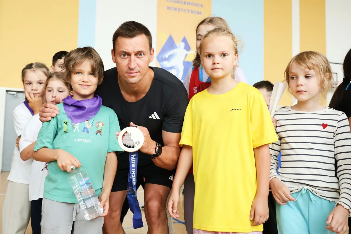 Зарядка с чемпионом прошла в мытищинской школе Зарядка с чемпионом прошла в мытищинской школе