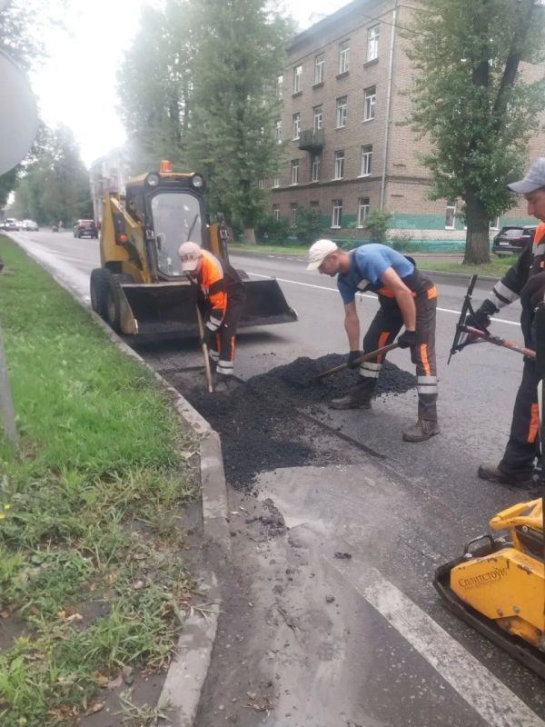 Вчера, 9 июля, сотрудники предприятия «Автобытдор» провели ямочный ремонт на дорогах и дворовых территориях по следующим адресам: Вчера, 9 июля, сотрудники предприятия «Автобытдор» провели ямочный ремонт на дорогах и дворовых территориях по следующим адресам: