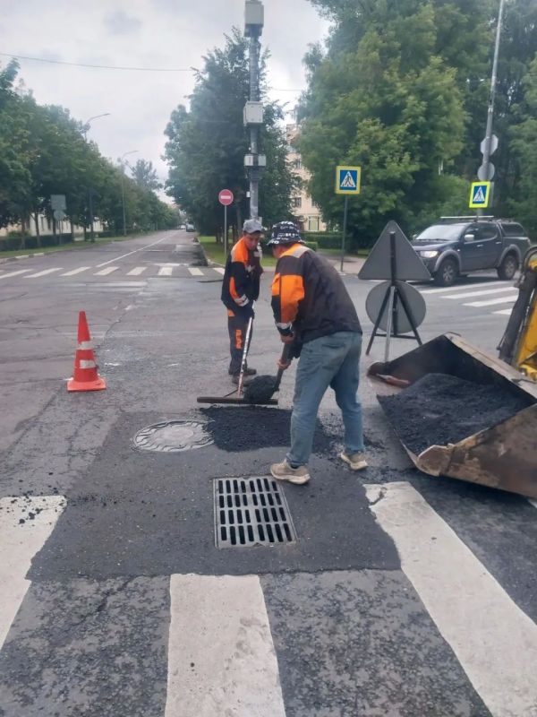 Вчера, 9 июля, сотрудники предприятия «Автобытдор» провели ямочный ремонт на дорогах и дворовых территориях по следующим адресам: Вчера, 9 июля, сотрудники предприятия «Автобытдор» провели ямочный ремонт на дорогах и дворовых территориях по следующим адресам: