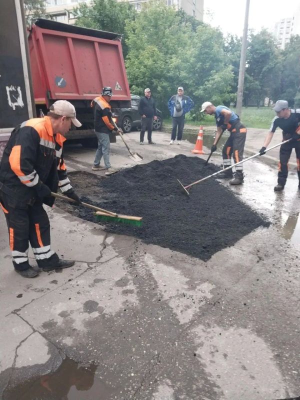 Вчера, 9 июля, сотрудники предприятия «Автобытдор» провели ямочный ремонт на дорогах и дворовых территориях по следующим адресам: Вчера, 9 июля, сотрудники предприятия «Автобытдор» провели ямочный ремонт на дорогах и дворовых территориях по следующим адресам: