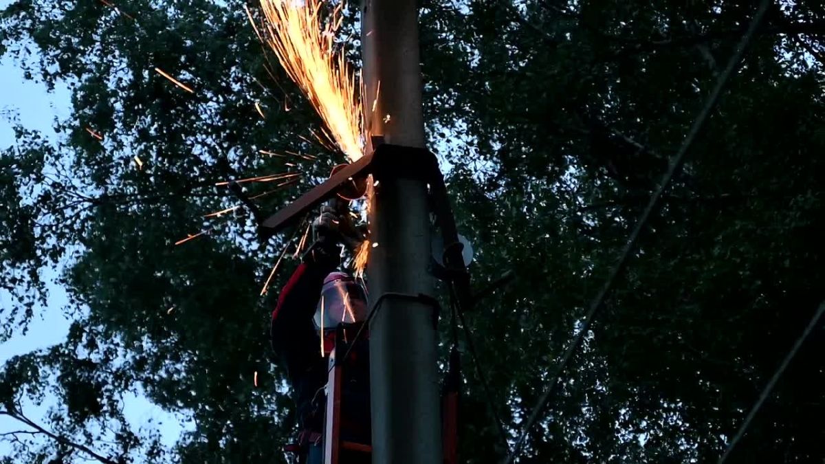 В Подмосковье энергетики устраняют последствия мощного урагана