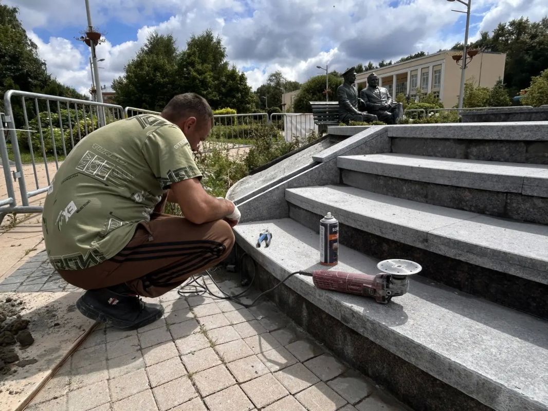 В сквере «Покорителей космоса» завершается обновление постамента памятника «Звездные люди Земли» В сквере «Покорителей космоса» завершается обновление постамента памятника «Звездные люди Земли»