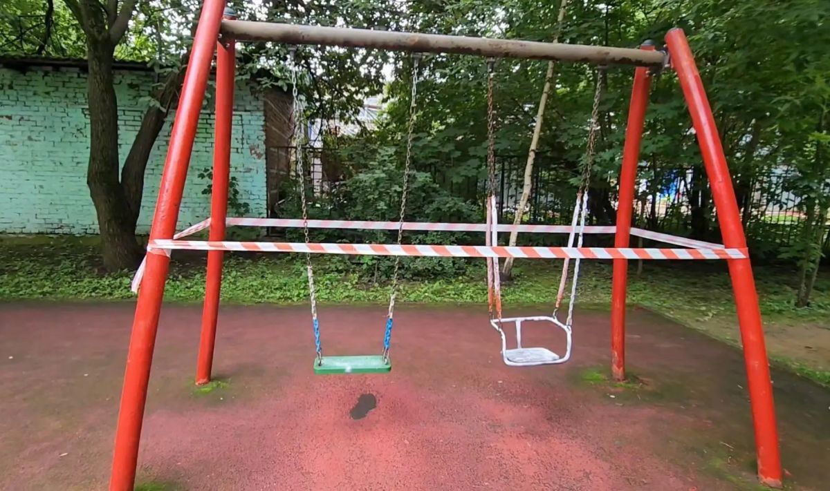 В Долгопрудном подростки из трудового отряда красят игровые площадки В Долгопрудном подростки из трудового отряда красят игровые площадки