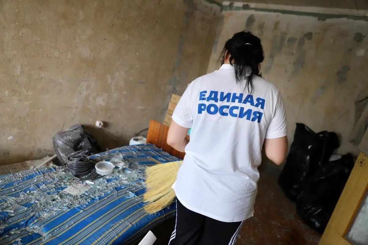 Наши волонтёры помогают жителям дома на ул. Банковской! Наши волонтёры помогают жителям дома на ул. Банковской!