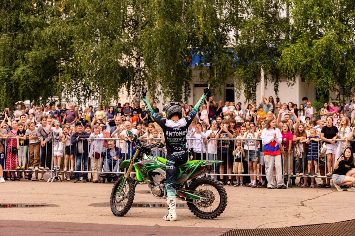 3 тыс. человек посетили выступление команды мотофристайла FMX13 в Лобне 3 тыс. человек посетили выступление команды мотофристайла FMX13 в Лобне