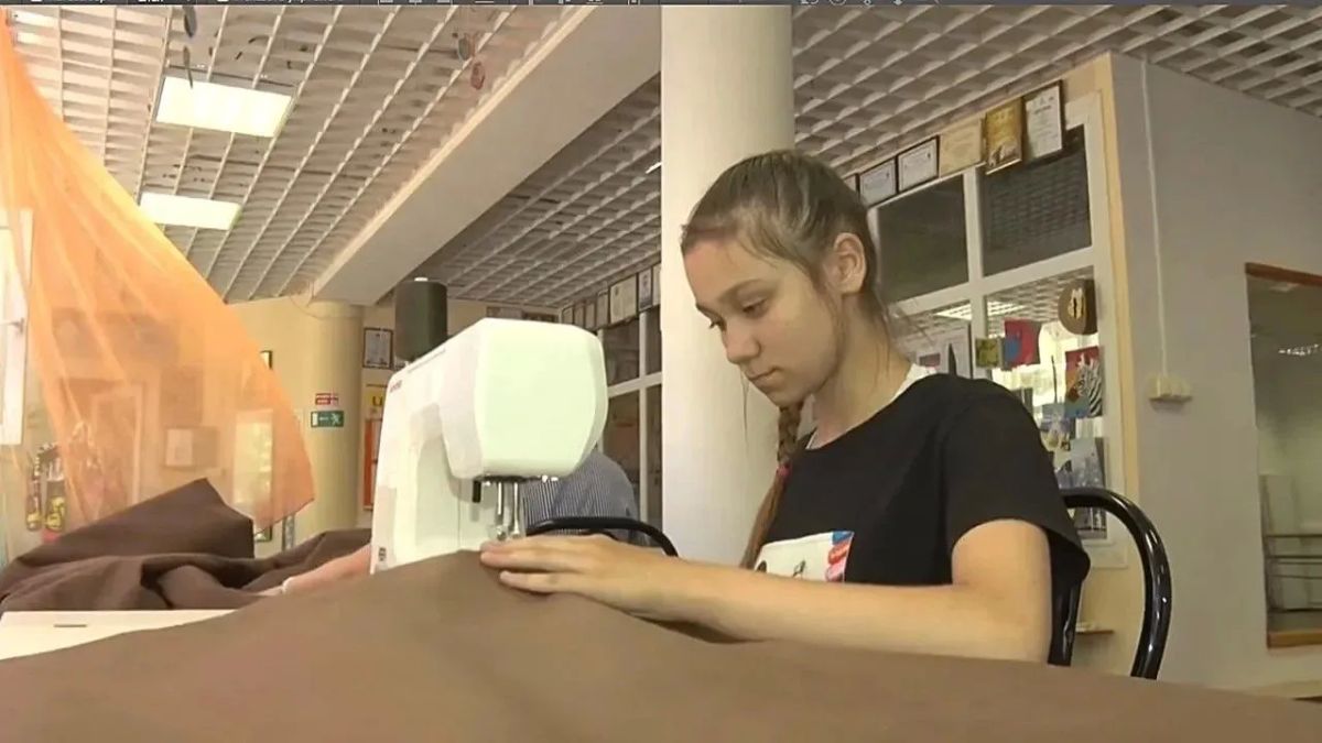 Летняя швейная мастерская в Ступино объединила школьников и волонтёров для помощи участникам СВО Летняя швейная мастерская в Ступино объединила школьников и волонтёров для помощи участникам СВО