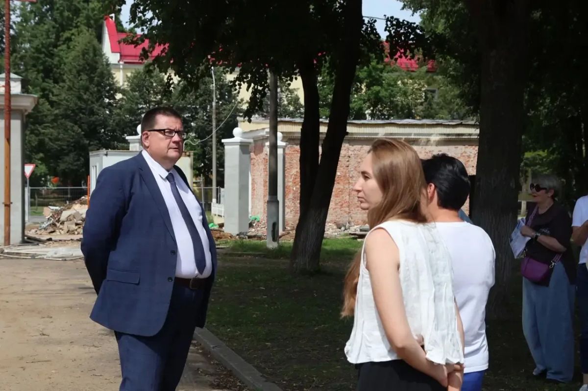 Андрей Голубев проинспектировал капитальный ремонт стадиона «Металлург»