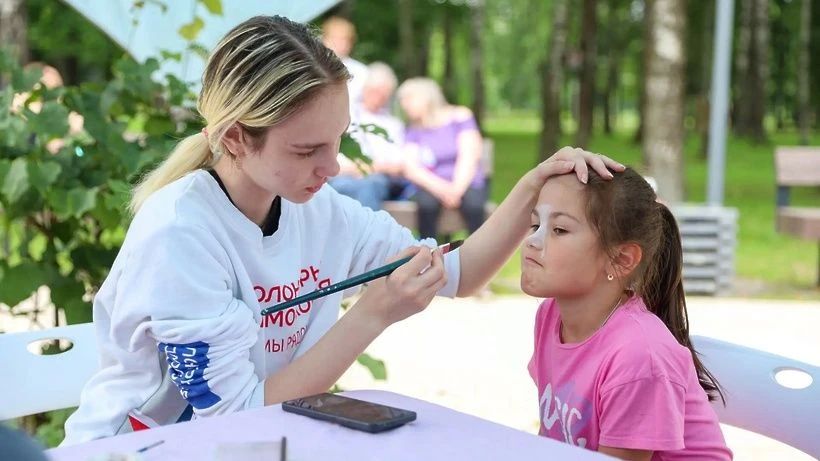 Семья, лето и парк!. В парке Солнечногорска в эти выходные кипела жизнь: концерт, лазертаг, мастер-классы, аквагрим - всё, чтобы улыбка не сходила с лица Семья, лето и парк!. В парке Солнечногорска в эти выходные кипела жизнь: концерт, лазертаг, мастер-классы, аквагрим - всё, чтобы улыбка не сходила с лица