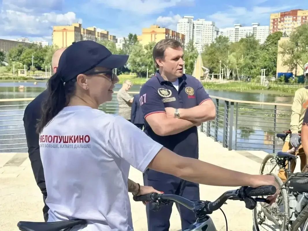 Завершающей точкой сегодняшней поездки по Пушкино стала встреча с активом общественной организации «ВелоПушкино» Завершающей точкой сегодняшней поездки по Пушкино стала встреча с активом общественной организации «ВелоПушкино»