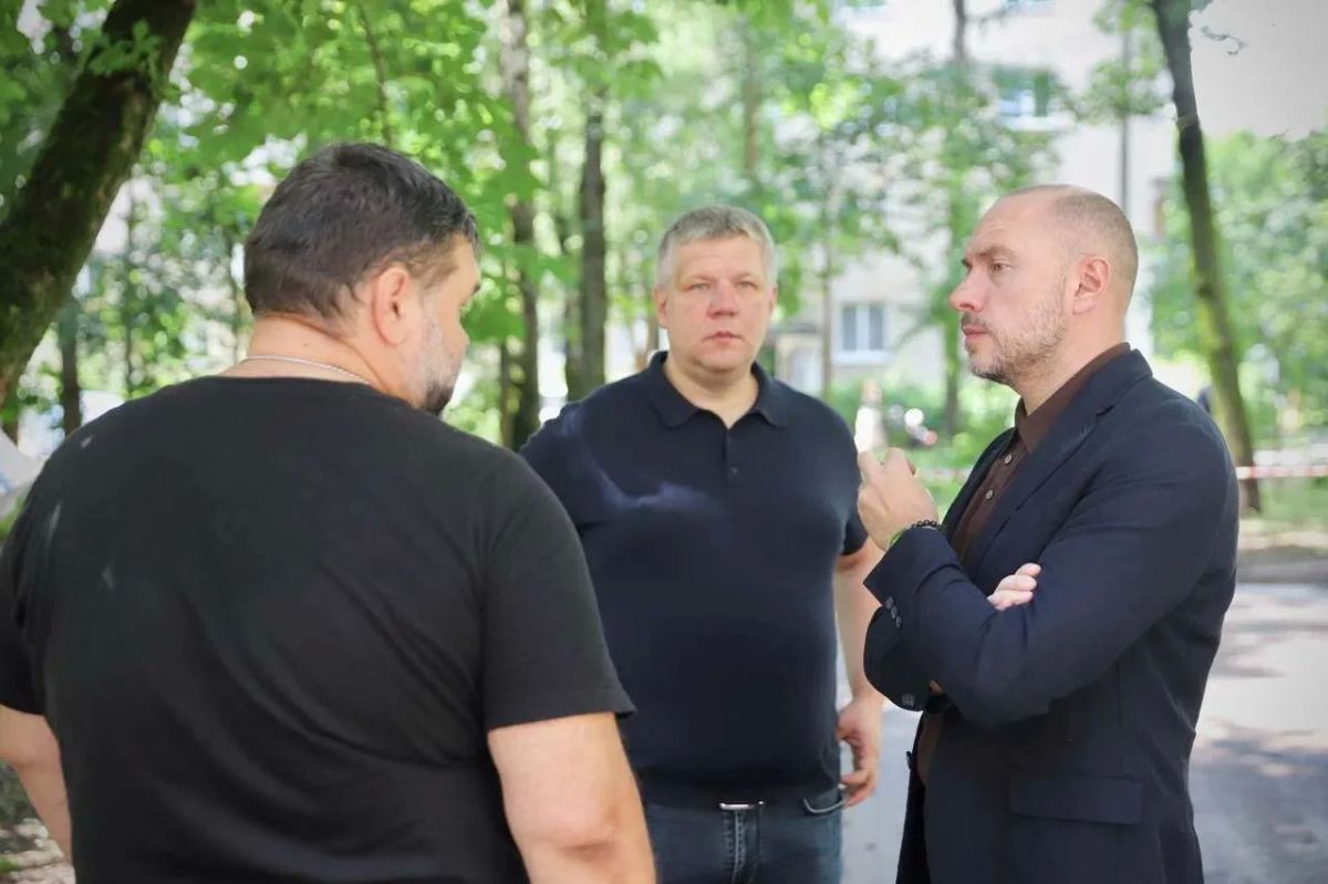 Специалисты МЧС оценивают безопасность конструкций пострадавшего жилого дома Специалисты МЧС оценивают безопасность конструкций пострадавшего жилого дома
