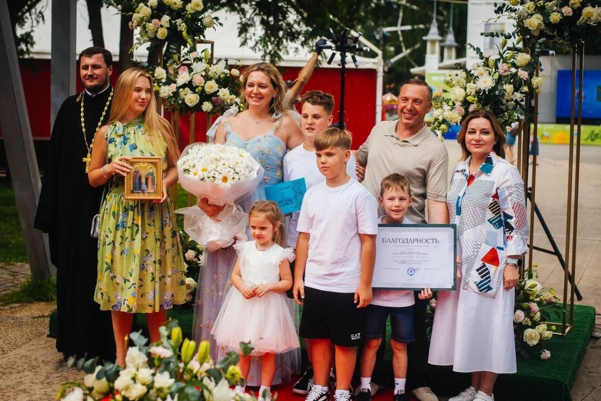В это же время и в городском парке культуры и отдыха в Пушкино душевно отмечали День семьи, любви и верности В это же время и в городском парке культуры и отдыха в Пушкино душевно отмечали День семьи, любви и верности