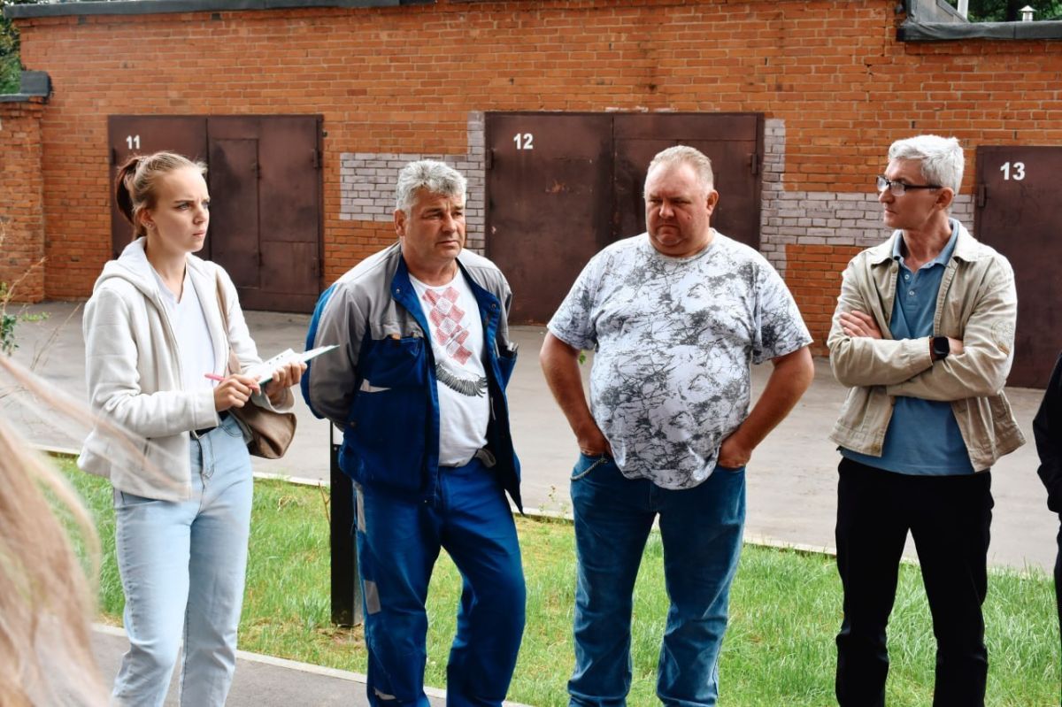 Уполномоченный главы округа Нина Ушакова вместе с председателем Совета депутатов Артемом Садулой и его заместителем Николаем Михайлиным вновь приехали на Гоголевскую, 2Б, чтобы провести выездное совещание с жителями Уполномоченный главы округа Нина Ушакова вместе с председателем Совета депутатов Артемом Садулой и его заместителем Николаем Михайлиным вновь приехали на Гоголевскую, 2Б, чтобы провести выездное совещание с жителями