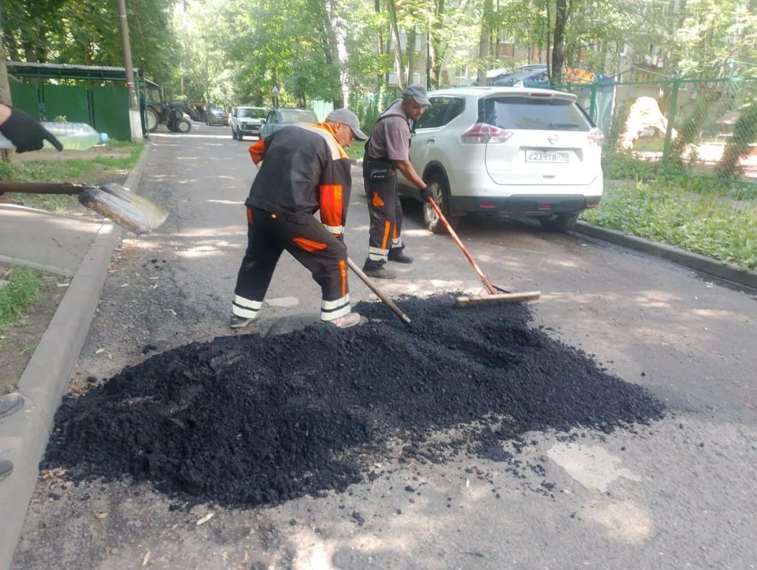 Сегодня, 15 июля, сотрудники предприятия «Автобытдор» продолжают приводить дороги и дворовые территории в порядок Сегодня, 15 июля, сотрудники предприятия «Автобытдор» продолжают приводить дороги и дворовые территории в порядок