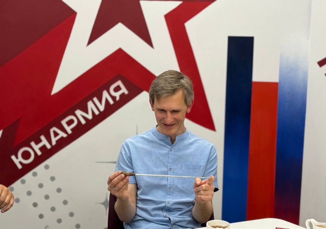 Не просто встреча, а настоящий разговор о человеке, который стоит спиной к зрителю, но ведет за собой весь оркестр