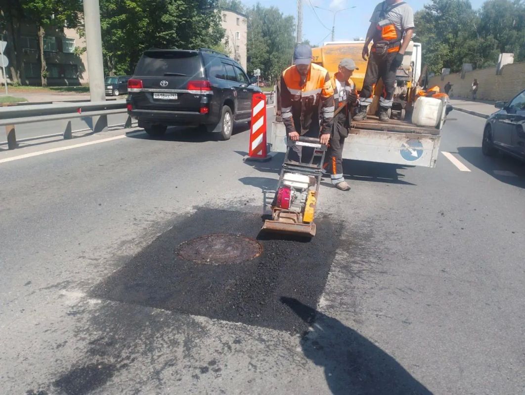 Сегодня, 15 июля, сотрудники предприятия «Автобытдор» продолжают приводить дороги и дворовые территории в порядок Сегодня, 15 июля, сотрудники предприятия «Автобытдор» продолжают приводить дороги и дворовые территории в порядок