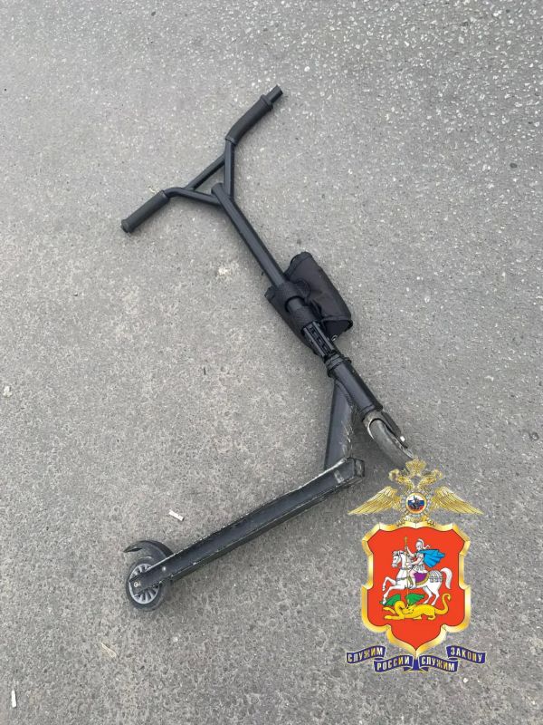 Самокат против "Рено". Нетрудно догадаться, кто пострадал Самокат против "Рено". Нетрудно догадаться, кто пострадал