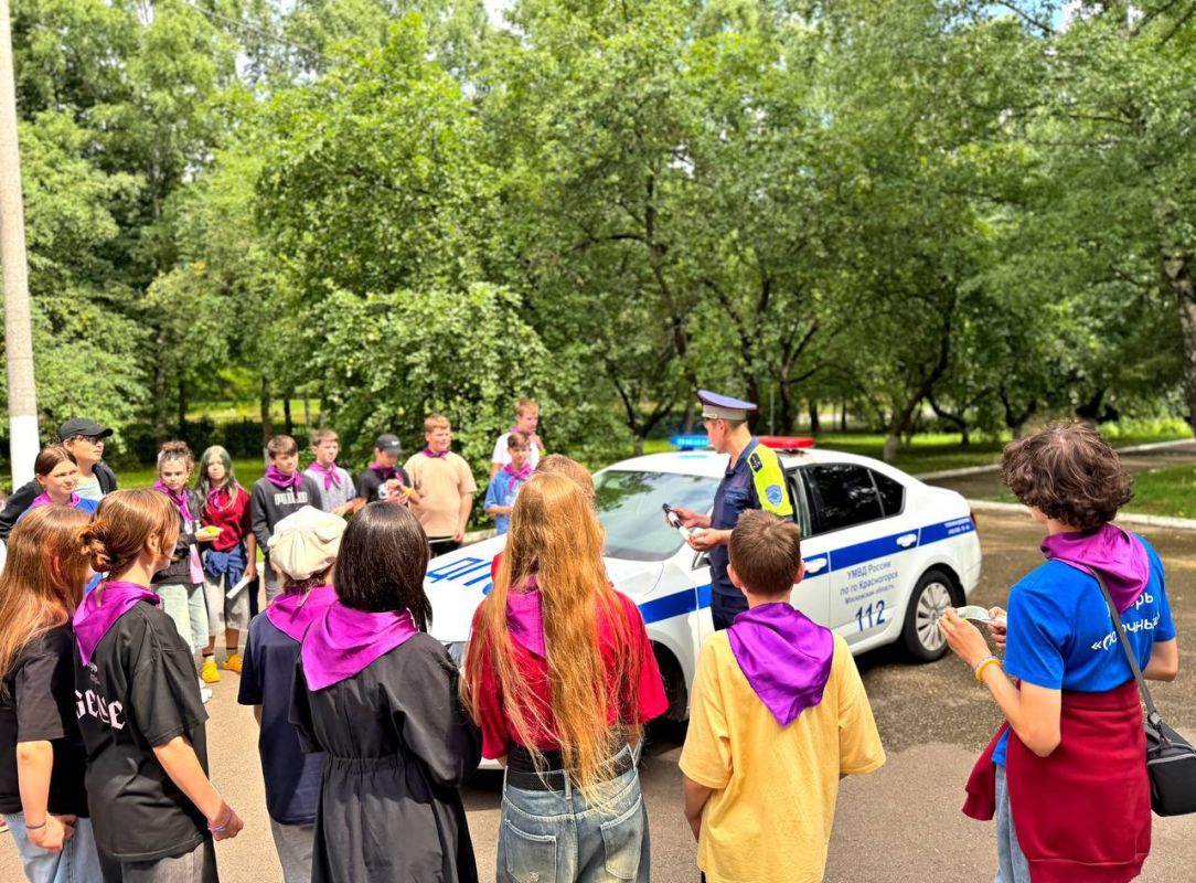 В подмосковном Красногорске на базе лагеря дневного пребывания «Сказочный» сотрудники областной Госавтоинспекции провели для ребят увлекательный интерактивный день, поближе познакомив их с важной и ответственной профессией... В подмосковном Красногорске на базе лагеря дневного пребывания «Сказочный» сотрудники областной Госавтоинспекции провели для ребят увлекательный интерактивный день, поближе познакомив их с важной и ответственной профессией...