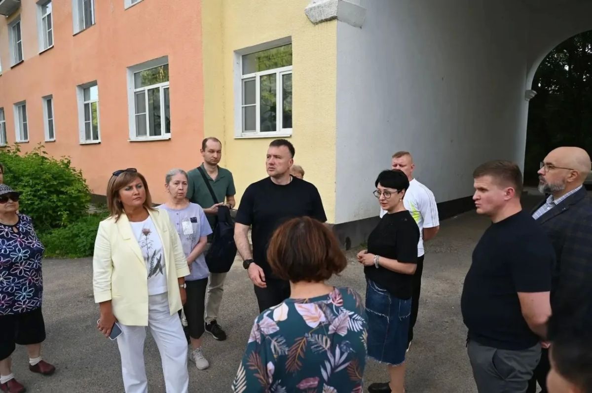 Глава муниципалитета Алексей Шимко вместе с депутатами окружного Совета Марией Арсеньевой и Николаем Пушкиным провели обход улицы Крюкова Глава муниципалитета Алексей Шимко вместе с депутатами окружного Совета Марией Арсеньевой и Николаем Пушкиным провели обход улицы Крюкова