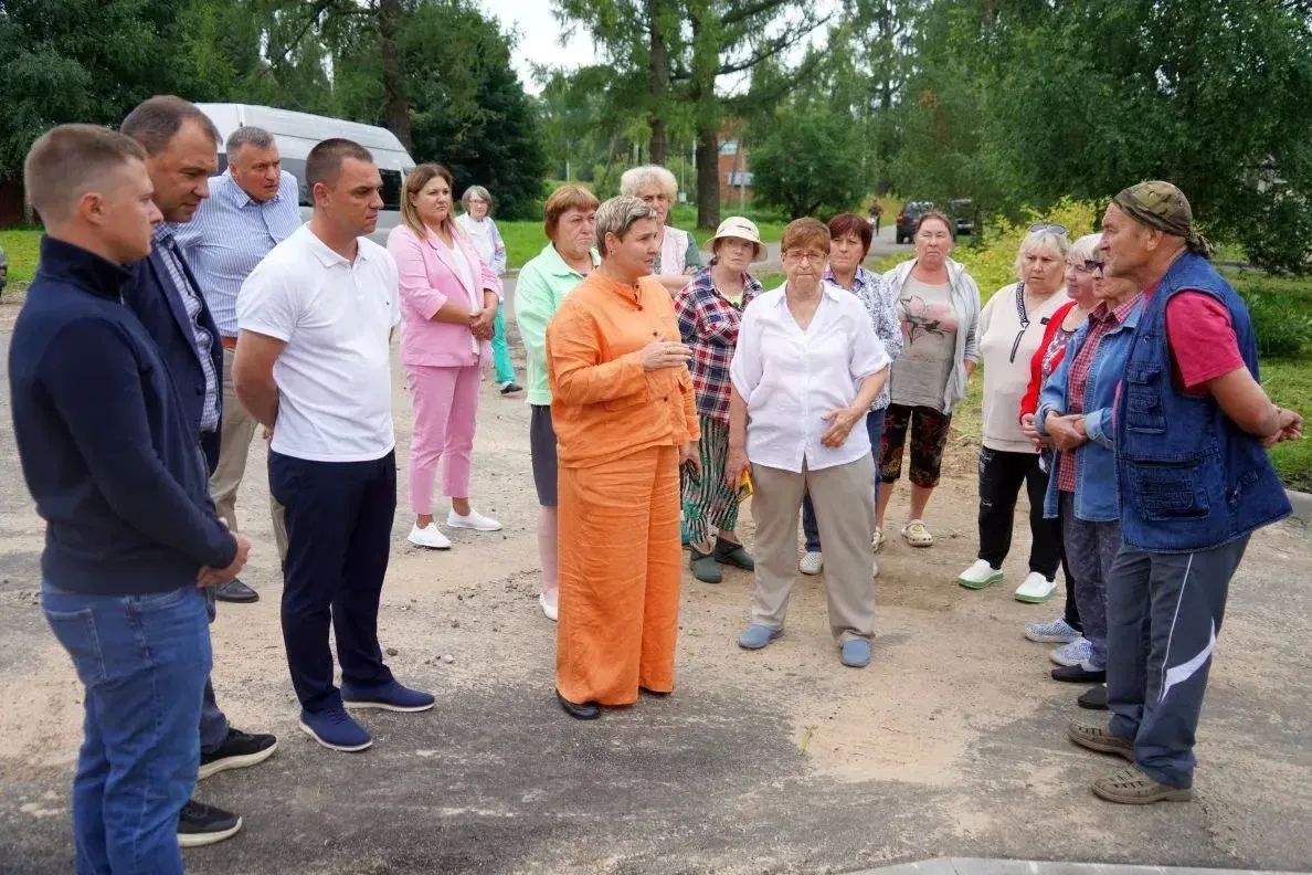 Сегодня лично проверила,. как идёт комплексное благоустройство двора в деревне Трёхселище и пообщалась с жителями Сегодня лично проверила,. как идёт комплексное благоустройство двора в деревне Трёхселище и пообщалась с жителями