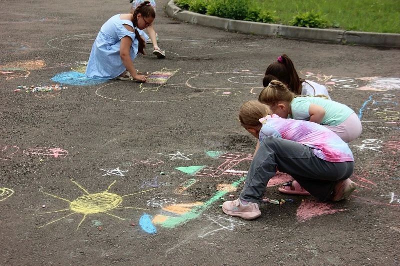 В рамках проекта «Лето в Подмосковье» в посёлке имени Цюрупы прошло развлекательное мероприятие «Путешествие в страну Мелованию», посвященное рисованию на цветными мелками асфальте В рамках проекта «Лето в Подмосковье» в посёлке имени Цюрупы прошло развлекательное мероприятие «Путешествие в страну Мелованию», посвященное рисованию на цветными мелками асфальте