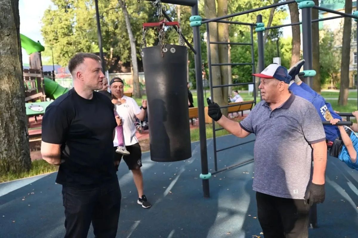 Глава муниципалитета Алексей Шимко вместе с депутатами окружного Совета Марией Арсеньевой и Николаем Пушкиным провели обход улицы Крюкова Глава муниципалитета Алексей Шимко вместе с депутатами окружного Совета Марией Арсеньевой и Николаем Пушкиным провели обход улицы Крюкова